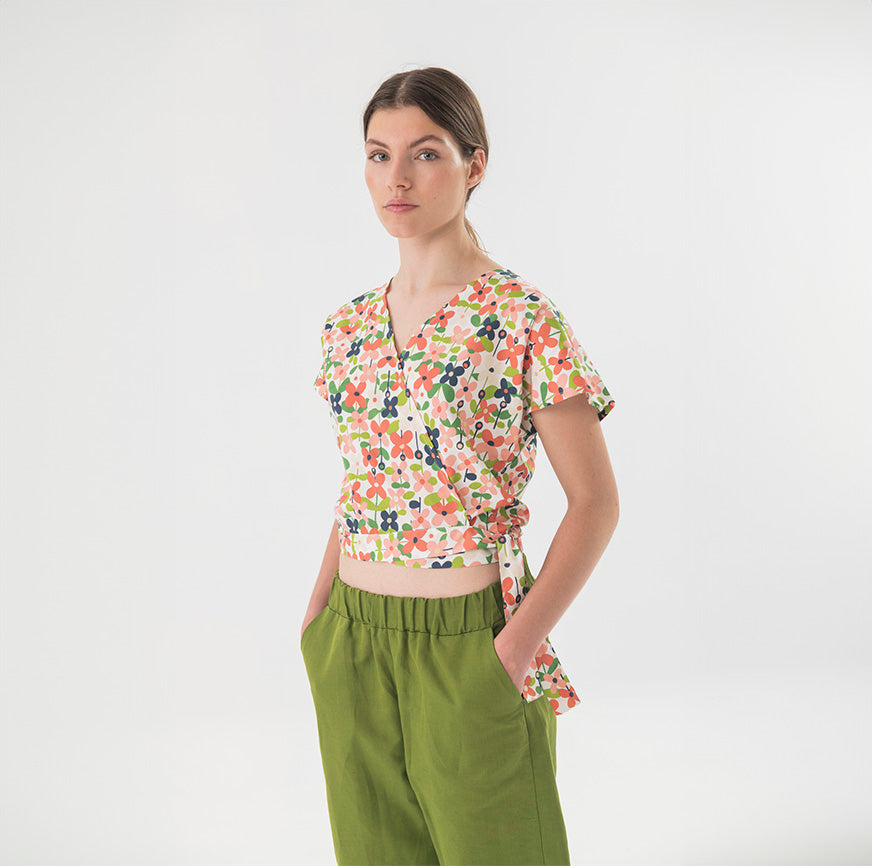 Kit de costura blusa cruzada Olivia flores jardín