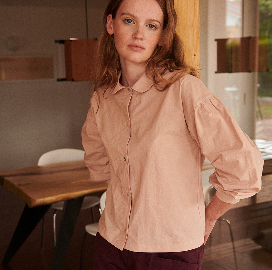 Mujer llevando camisa de color rosa con botones rosas hecha con el KIT de costura NINA de Boboli by Me.