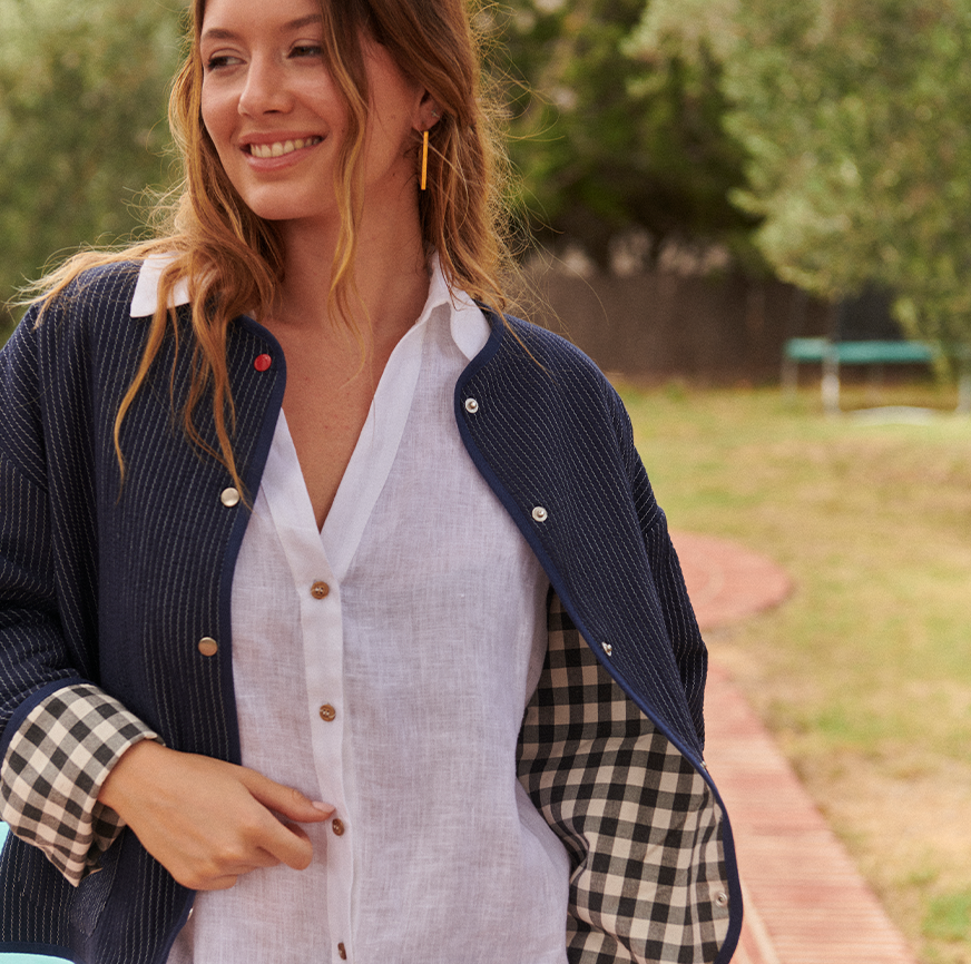 Mujer llevando outfit hecho completamente con los kits de costura de Boboli by Me. La chaqueta EMILY L con la camiseta TERESA y los pantalones ELVIRA.