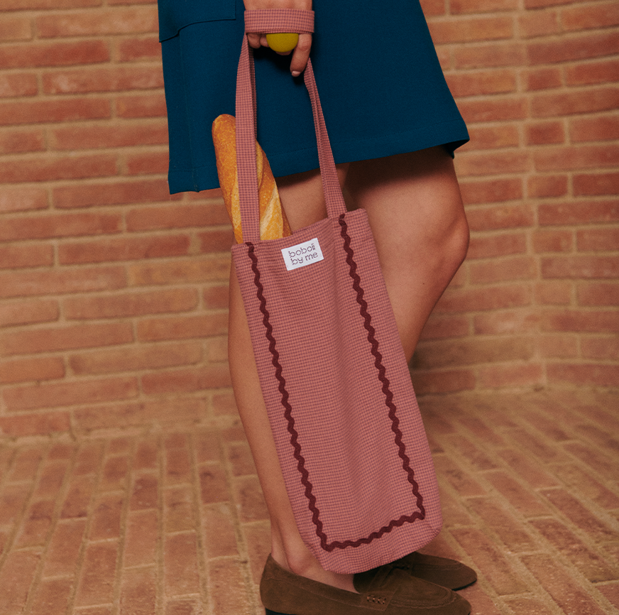 Bolsa porta pan de cuadros rosa con vivo burdeos, hecha con el kit de costura para hogar nivel principiante de Boboli by Me.