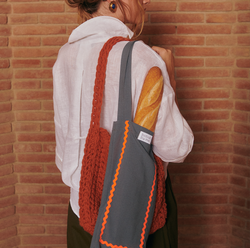 Mujer con bolsa gris, hecha con los kits de costura de hogar básico de Boboli by Me.