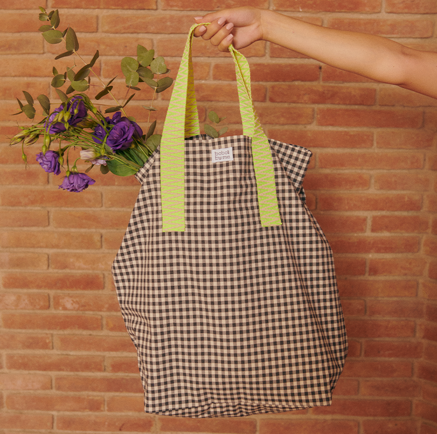 Bolso de cuadros vichy con asas verdes, hecho con el kit de costura para principiante de Boboli by Me.