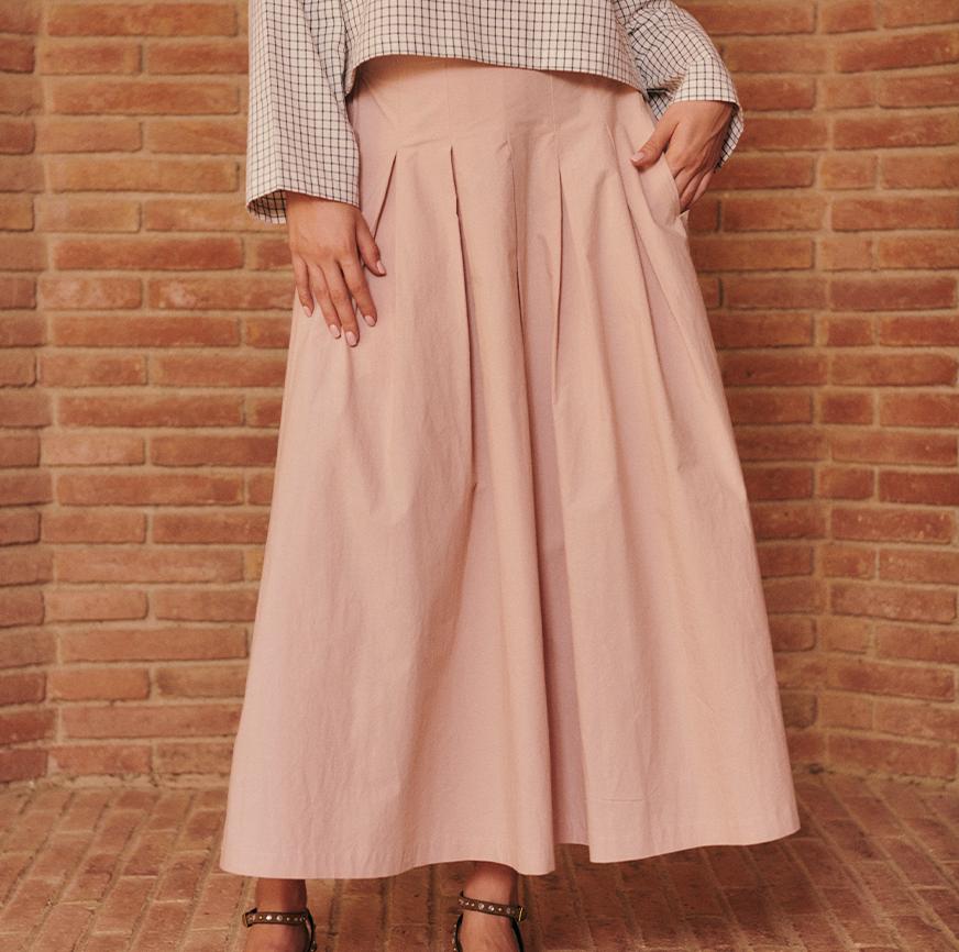 Mujer con falda larga Aimee rosa palo, hecha con el kit de costura de Boboli by Me.