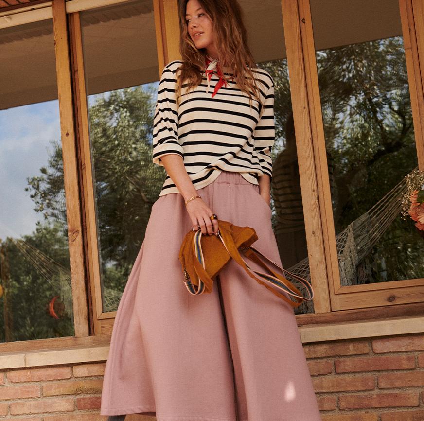 Mujer con pantalón Zoey rosa palo, hecho con el kit de costura de Boboli by Me.