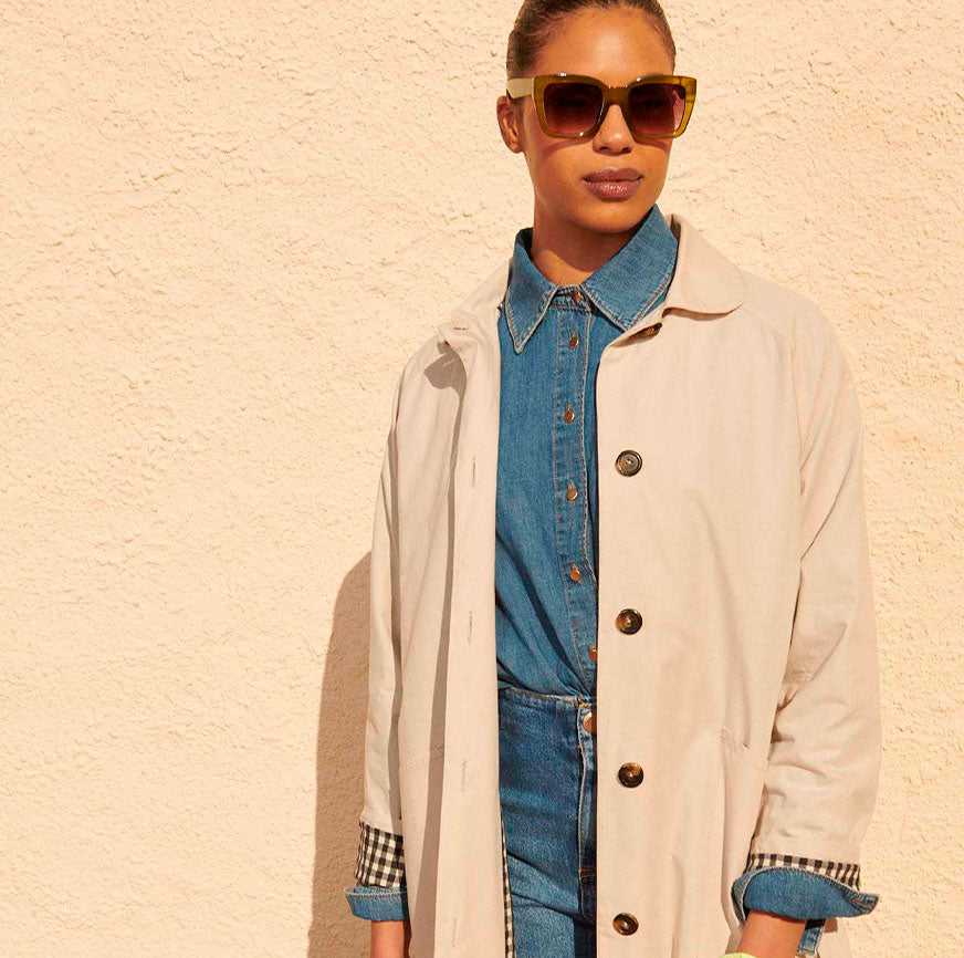 Mujer con gabardina beige, hecha con el kit de Jackie de Boboli by Me.