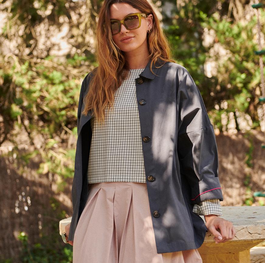 Mujer con chaqueta azul marino y falda rosa palo, hechas con los kits de costura experto de Boboli by Me.