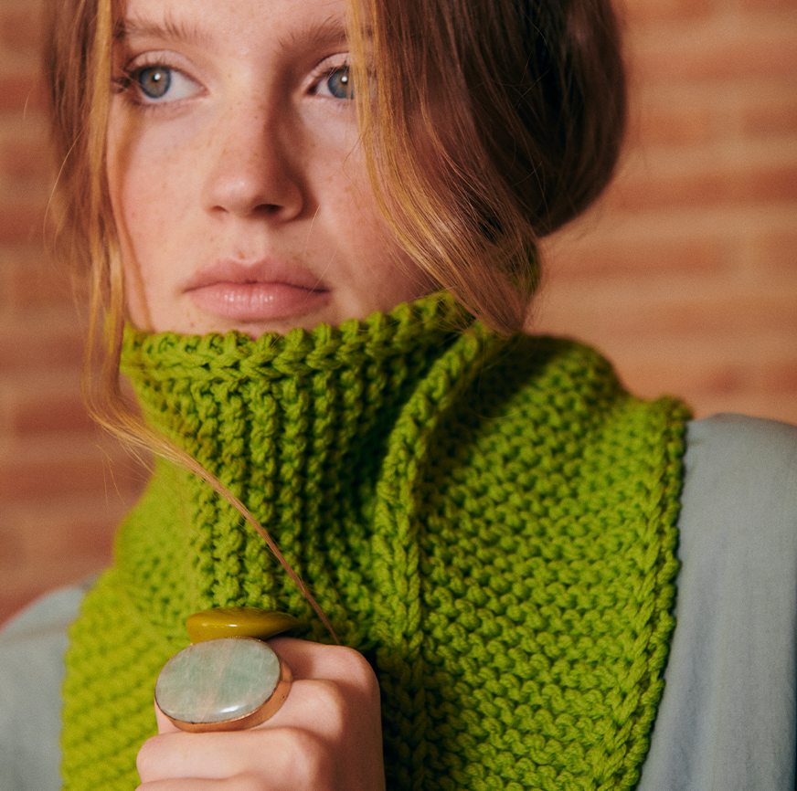 Pañoleta verde hecha a mano, ejemplo de regalo por menos de 30€