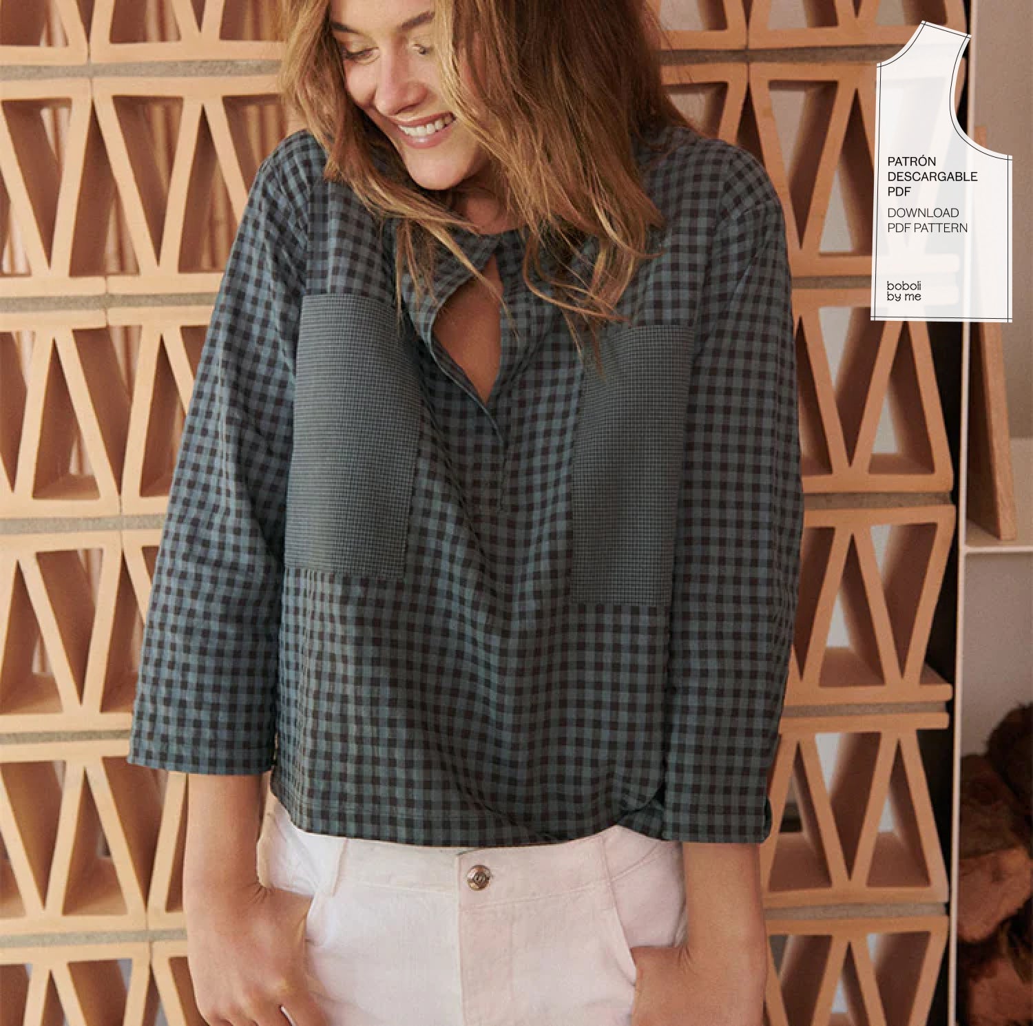 Chica vestida con la blusa Serena en vichy azul y gris del kit de costura de Boboli by Me.