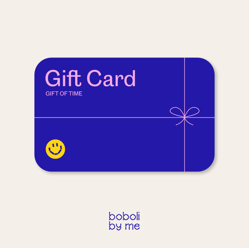 Tarjeta regalo azul Gift Card de Boboli by Me, perfecta para regalar creatividad y tiempo para coser.