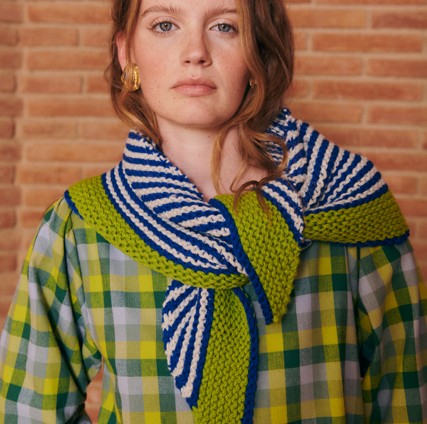 KIT PARA TEJER PAÑOLETA AURA VERDE LISTADA EN AZUL KLEIN Y GRIS