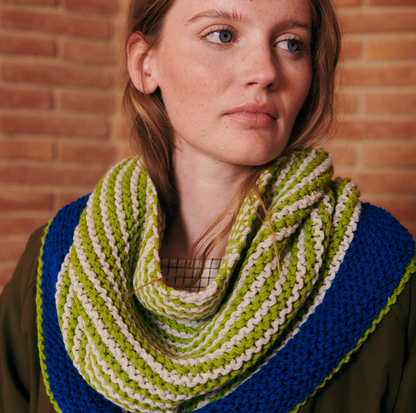 KIT PARA TEJER PAÑOLETA AURA AZUL KLEIN LISTADA EN VERDE Y GRIS