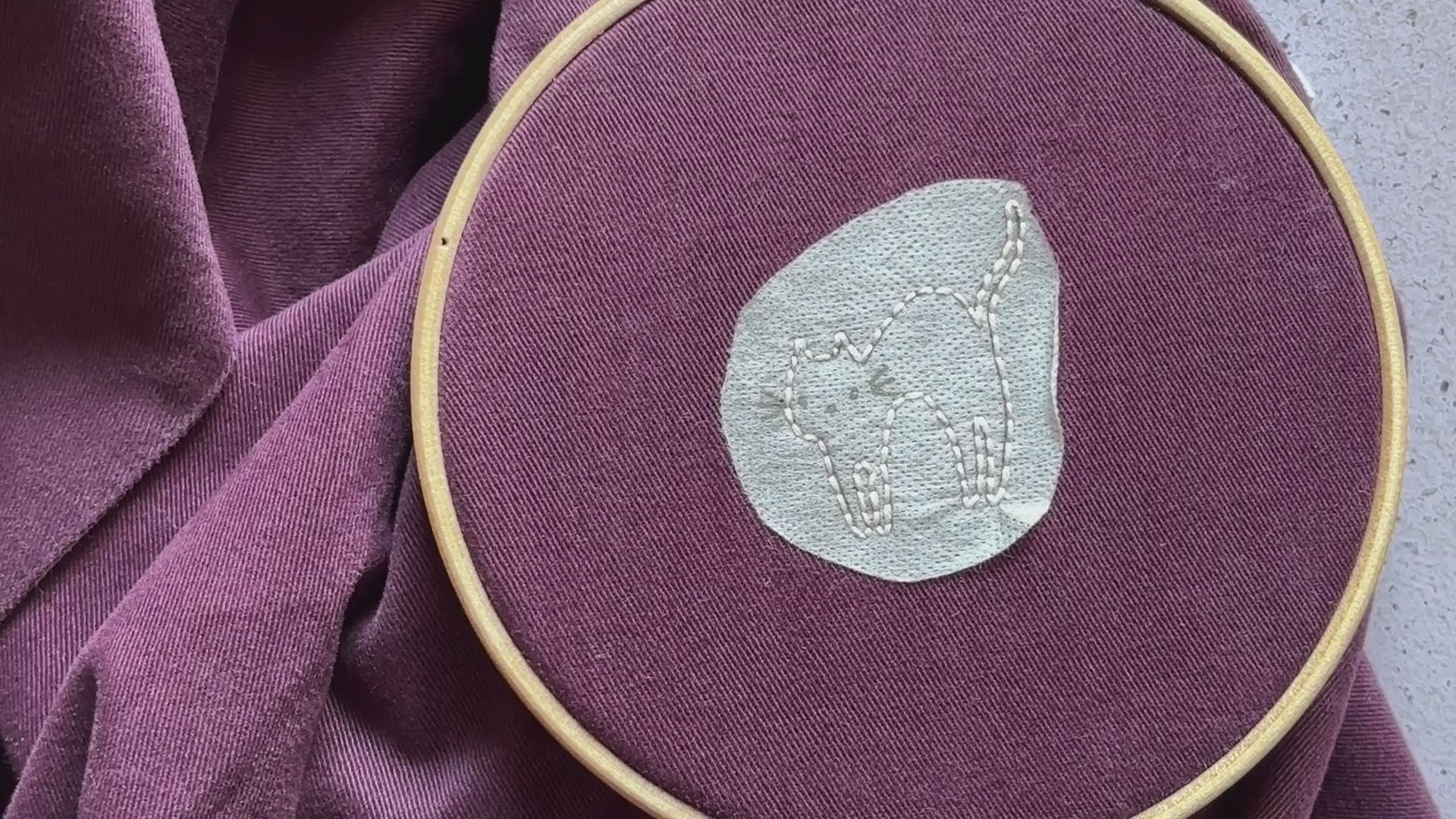 Cargar vídeo: Halloween Stitches : Cómo bordar el bigote de un lindo gatito